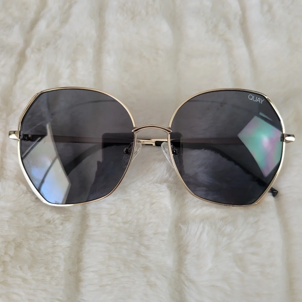 QUAY // ltd ed oversized retro-glam smoke lens gold frames